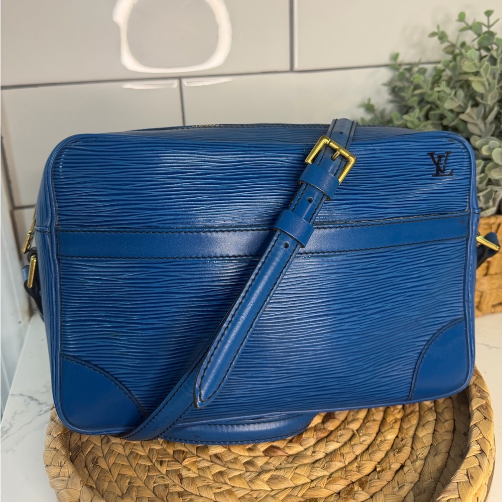 Authentic Vintage Louis Vuitton Trocadero Blue Epi crossbody/shoulder bag